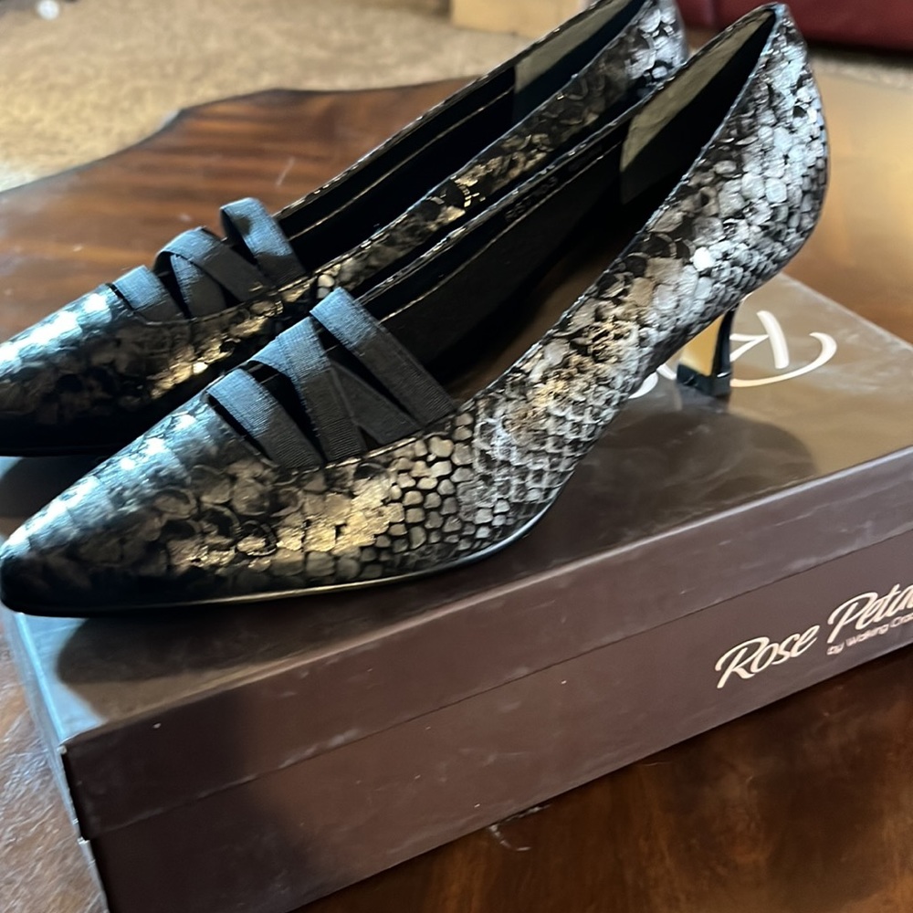 (144)NWT ladies black/silver dress shoes by Rose Petals/Walking Cradles.  6 1/2